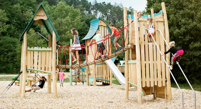 河南飞鲸游乐：如何保养不锈钢滑梯呢？